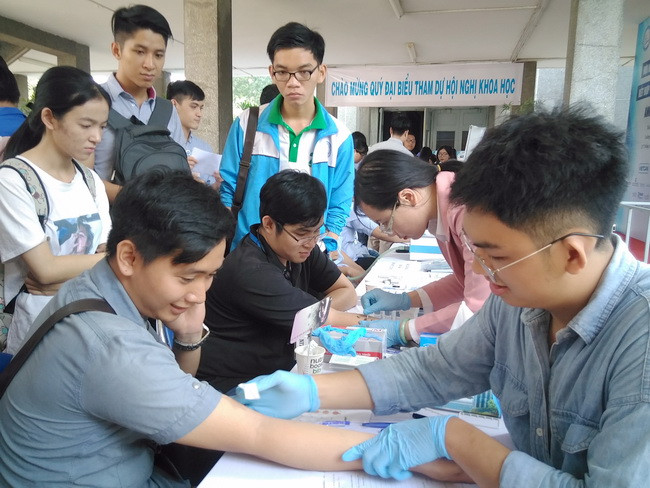 Rất đông các sinh viên thực hiện test lấy da thử bệnh lý miễn dịch và dị ứng tại hội nghị. Rất đông các sinh viên thực hiện test lấy da thử bệnh lý miễn dịch và dị ứng tại hội nghị.