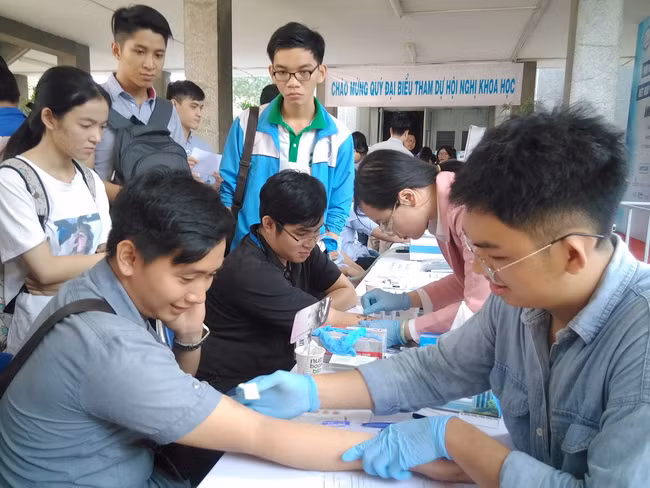 Rất đông các sinh viên thực hiện test lấy da thử bệnh lý miễn dịch và dị ứng tại hội nghị.