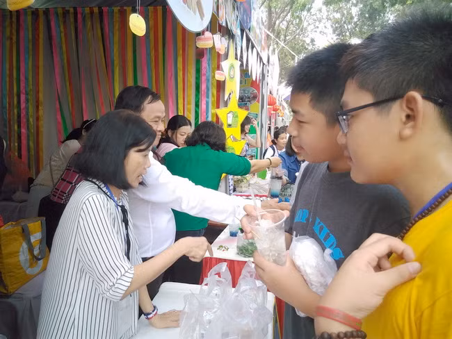 Các gian hàng sẽ trưng bầy các món ăn do thầy cô và học sinh cùng chế biến qua đó giao lưu trao đổi với nhau bằng ngôn ngữ tiếng Pháp.