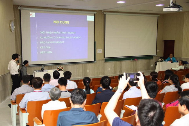 Báo cáo viên đang trình bày tham luận trước hội đồng khoa học. Báo cáo viên đang trình bày tham luận trước hội đồng khoa học.