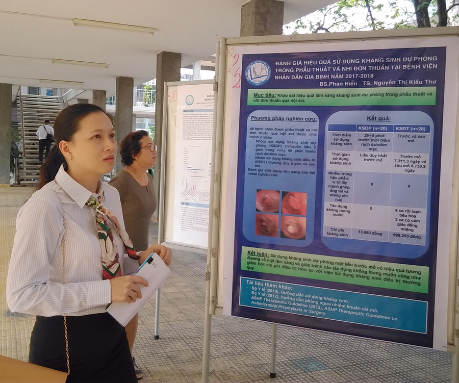 Các nhà khoa học tham quan khu trưng bày báo cáo bằng poster. Các nhà khoa học tham quan khu trưng bày báo cáo bằng poster.