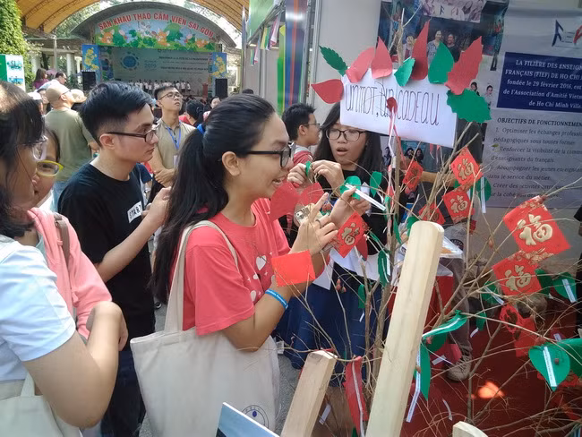 Các bạn trẻ hào hứng tham gia trò chơi tại ngày hội.