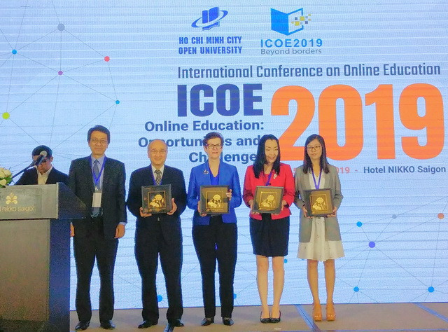 Lãnh đạo Trường ĐH Mở TPHCM trao kỷ niệm chương cho các diễn giả quốc tế tham dự hội thảo. Lãnh đạo Trường ĐH Mở TPHCM trao kỷ niệm chương cho các diễn giả quốc tế tham dự hội thảo.