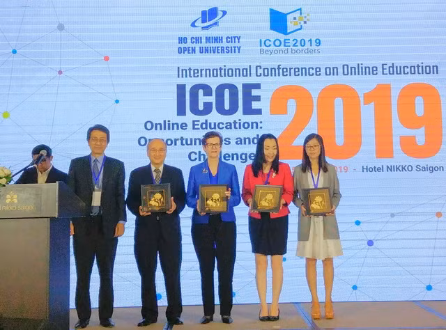 Lãnh đạo Trường ĐH Mở TPHCM trao kỷ niệm chương cho các diễn giả quốc tế tham dự hội thảo.