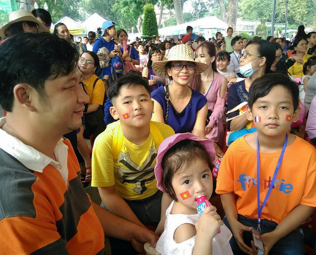 Rất đông phụ huynh và học sinh tham dự ngày hội, đây là cơ hội giúp các em học sinh trải nghiệm và giao tiếp với nhau bằng tiếng Pháp. Rất đông phụ huynh và học sinh tham dự ngày hội, đây là cơ hội giúp các em học sinh trải nghiệm và giao tiếp với nhau bằng tiếng Pháp.