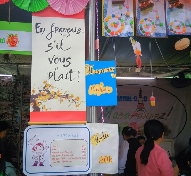 menu được ghi bằng tiếng Pháp với rất nhiều món hấp dẫn có giá rất "hạt dẻ". menu được ghi bằng tiếng Pháp với rất nhiều món hấp dẫn có giá rất "hạt dẻ".