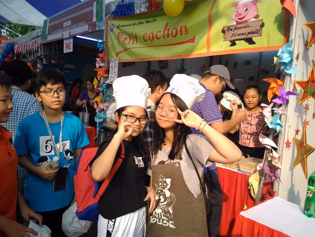 Các học sinh vào vai "đầu bếp" tạo dáng tại ngày hội.
