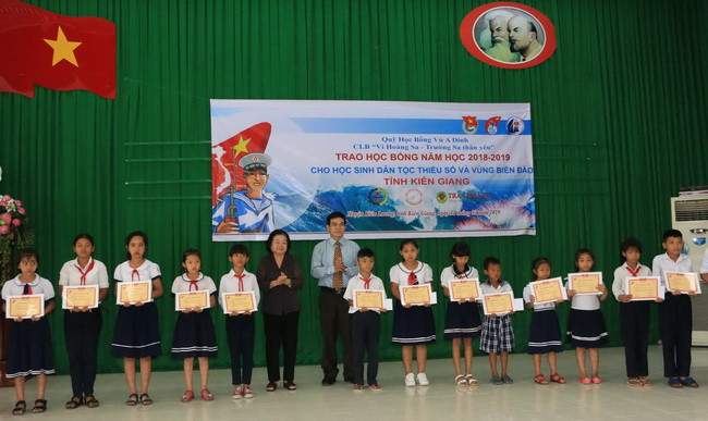 Bà Trương Mỹ Hoa - nguyên Phó Chủ tịch nước, Chủ tịch Quỹ học bổng Vừ A Dính, Chủ nhiệm Câu lạc bộ “Vì Hoàng Sa - Trường Sa thân yêu" và đồng chí Thái Châu Báu - Phó trưởng Ban Dân vận Tỉnh ủy Kiên Giang trao học bổng Vừ A Dính cho học sinh dân tộc nghèo huyện Kiên Lương. Bà Trương Mỹ Hoa - nguyên Phó Chủ tịch nước, Chủ tịch Quỹ học bổng Vừ A Dính, Chủ nhiệm Câu lạc bộ “Vì Hoàng Sa - Trường Sa thân yêu" và đồng chí Thái Châu Báu - Phó trưởng Ban Dân vận Tỉnh ủy Kiên Giang trao học bổng Vừ A Dính cho học sinh dân tộc nghèo huyện Kiên Lương.