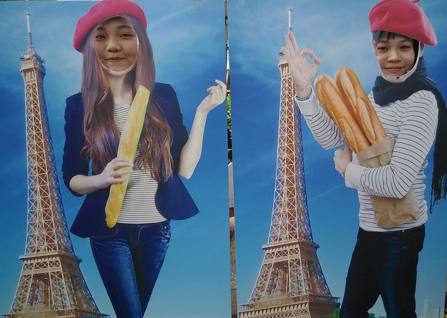 Hai nữ sinh khoa Pháp ngữ, trường ĐH Sư Phạm TPHCM tạo dáng rất vui nhộn tại Tháp Eiffel. Hai nữ sinh khoa Pháp ngữ, trường ĐH Sư Phạm TPHCM tạo dáng rất vui nhộn tại Tháp Eiffel.