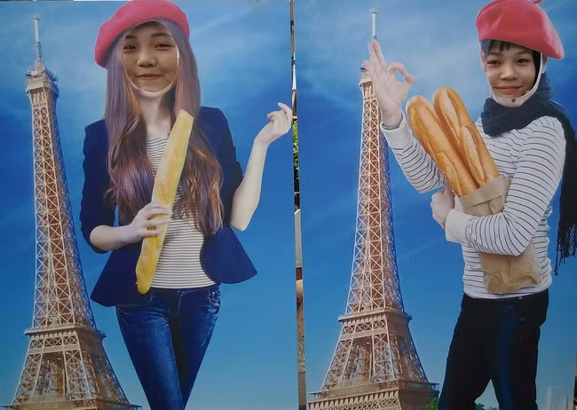 Hai nữ sinh khoa Pháp ngữ, trường ĐH Sư Phạm TPHCM tạo dáng rất vui nhộn tại Tháp Eiffel.