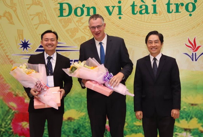 PGS.TS Trần Diệp Tuấn -Hiệu trưởng trường ĐH Y dược TPHCM trao hoa và kỷ niệm chương cho hai chuyên gia nước ngoài tham dự tại hội nghị. PGS.TS Trần Diệp Tuấn -Hiệu trưởng trường ĐH Y dược TPHCM trao hoa và kỷ niệm chương cho hai chuyên gia nước ngoài tham dự tại hội nghị.