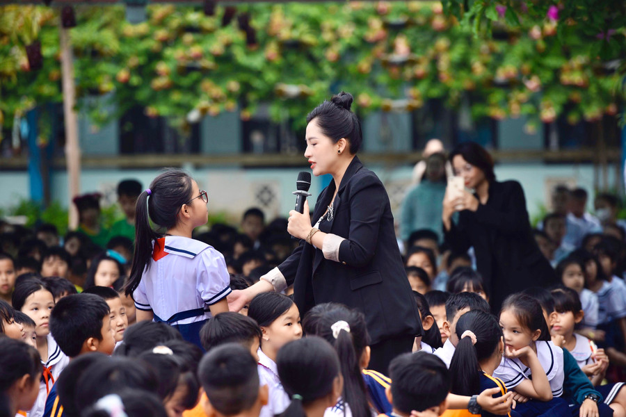 Các em học sinh được giải đáp thắc mắc, nhận những lời khuyên bổ ích nhằm nâng cao nhận thức trong mỗi bạn học sinh.