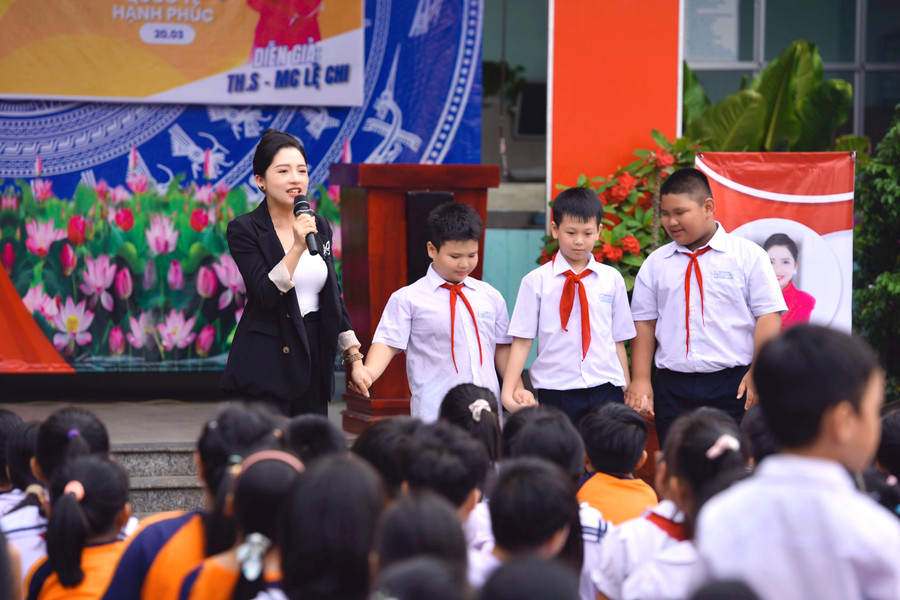 Em Hoàng Phi (đứng giữa) cùng với 2 người bạn của mình.