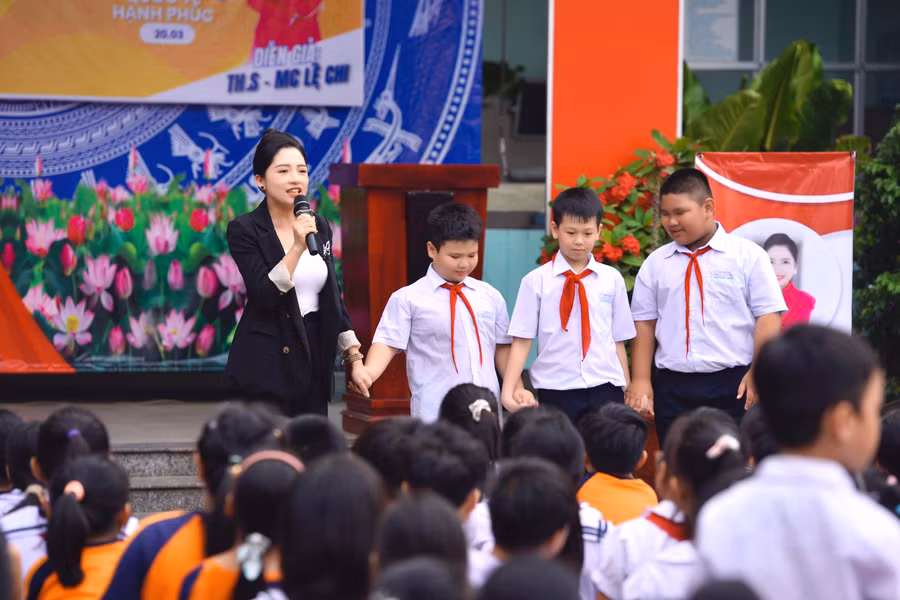 Em Hoàng Phi (đứng giữa) cùng với 2 người bạn của mình.