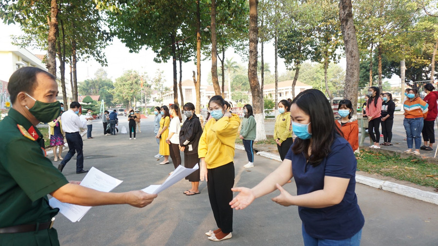 Trao quyết định kết thúc thời gian cách ly tập trung 14 ngày cho sinh viên, giảng viên Trường ĐH Thủ Dầu Một tại khu cách ly tập trung Trường Quân sự tỉnh Bình Dương (Ảnh: Minh Duy)