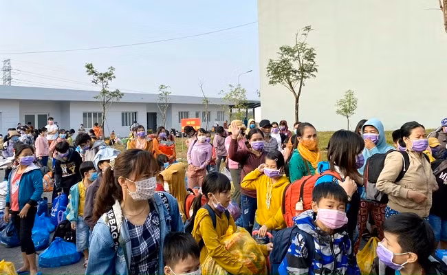 Hơn 100 em nhỏ cùng bố mẹ được về nhà sau 14 ngày cách ly