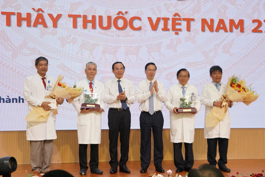 Chủ tịch nước tặng quà và hoa chúc mừng lãnh đạo Bệnh viện Nhi đồng 1 và Bệnh viện Từ Dũ. Ảnh: Cẩm Anh