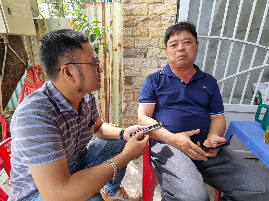 Ông Nguyễn Văn Dũng (áo xanh) phản ánh với PV Báo GD&TĐ. (Ảnh: Hoàng Vinh) Ông Nguyễn Văn Dũng (áo xanh) phản ánh với PV Báo GD&TĐ. (Ảnh: Hoàng Vinh)
