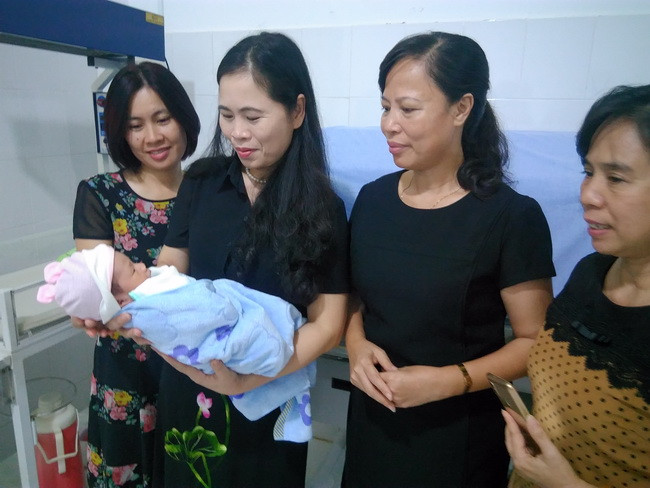 Đại diện Lãnh đạo Công đoàn Giáo dục Việt Nam trong chuyến công tác ở H.Tân Biên, khi biết tin đã đến thăm hỏi và tặng sữa cho bé gái sơ sinh bị bỏ rơi đang được chăm sóc tại Trung tâm Y tế H.Tân Biên. Đại diện Lãnh đạo Công đoàn Giáo dục Việt Nam trong chuyến công tác ở H.Tân Biên, khi biết tin đã đến thăm hỏi và tặng sữa cho bé gái sơ sinh bị bỏ rơi đang được chăm sóc tại Trung tâm Y tế H.Tân Biên.