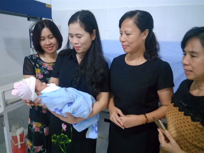 Đại diện Lãnh đạo Công đoàn Giáo dục Việt Nam trong chuyến công tác ở H.Tân Biên, khi biết tin đã đến thăm hỏi và tặng sữa cho bé gái sơ sinh bị bỏ rơi đang được chăm sóc tại Trung tâm Y tế H.Tân Biên.