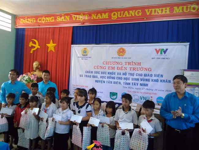TS Vũ Minh Đức - Chủ tịch Công đoàn GDVN và đại diện Nhà tài trợ - Công Ty Long Hải trao học bổng và quà cho các em học sinh có hoàn cảnh khó khăn thuộc xã Tân Lập và xã Thạnh Bắc.