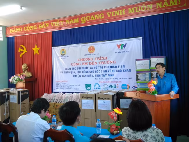 TS Vũ Minh Đức- Chủ tịch Công đoàn GDVN phát biểu tại buổi lễ.