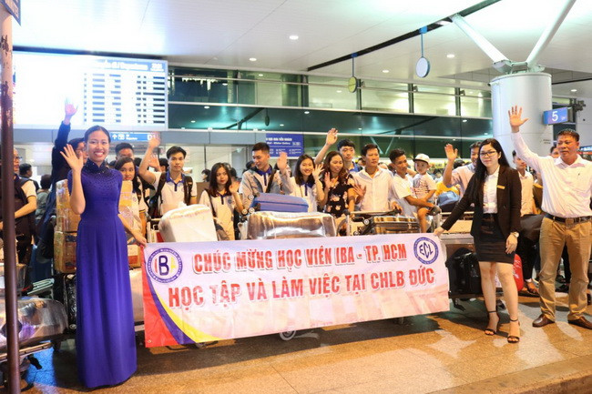 Các học viên IBA ra sân bay chuyển bị lên đường bay sang CHLB Đức, theo chương trình du học Cao đẳng nghề điều dưỡng tại TP Chemnitz.