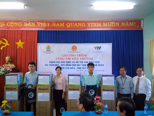 Đại diện Công đoàn trường ĐH Y Dược Huế trao quà thuốc chữa bỏng và 12 bộ máy lọc nước cho 12 trường trên đại bàn huyện Tân Biên.