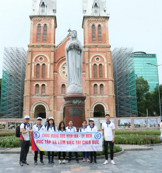 Các học viên chụp hình lưu niệm trước khi nhận visa .