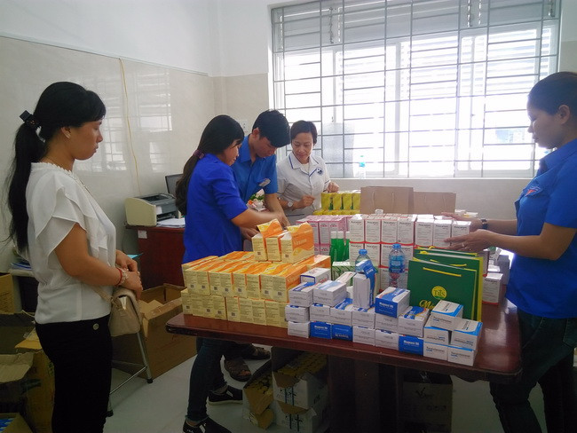 Khi khám và tư vấn xong các giáo viên sẽ được cấp thuốc miễn phí. Khi khám và tư vấn xong các giáo viên sẽ được cấp thuốc miễn phí.