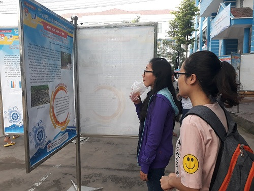 Các SV tham quan triển lãm trưng bày các sản phẩm NCKH tại vòng chung kết Euréka năm 2017.