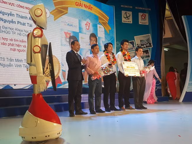 Tại lễ trao giải cuộc thi Euréka năm 2017 có sự xuất hiện của chú robot - sản phẩm NCKH của sinh viên. 