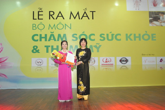 TS. Nguyễn Thị Hằng- Hiệu trưởng Trường CĐ Kỹ nghệ II trao quyết định Trưởng Bộ môn Chăm sóc sức khỏe & Thẩm mỹ cho cô Trương Thị Ngọc Ánh.