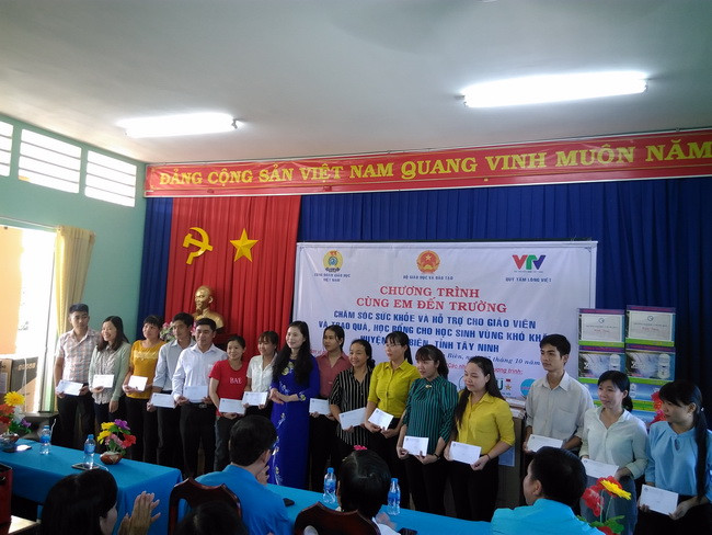 Đại diện Công đoàn GDVN trao quà cho các giáo viên Đại diện Công đoàn GDVN trao quà cho các giáo viên