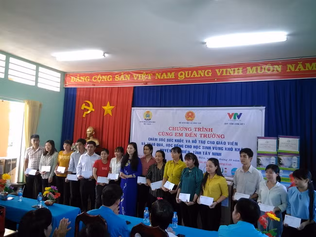 Đại diện Công đoàn GDVN trao quà cho các giáo viên