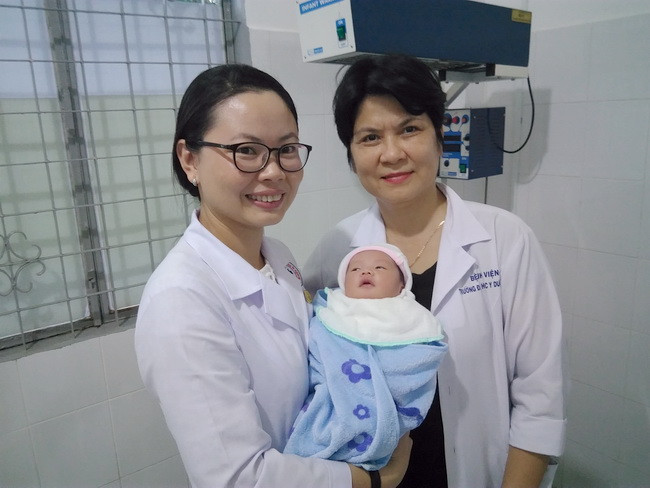 ThS.BS Tôn Nữ Minh Quang (bên phải) và BS Nguyễn Thị Thu Hà trưởng khoa Sản tại Trung tâm Y tế H.Tân Biên cùng bé gái bị bỏ rơi. ThS.BS Tôn Nữ Minh Quang (bên phải) và BS Nguyễn Thị Thu Hà trưởng khoa Sản tại Trung tâm Y tế H.Tân Biên cùng bé gái bị bỏ rơi.