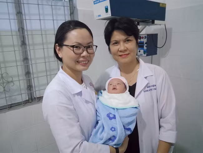 ThS.BS Tôn Nữ Minh Quang (bên phải) và BS Nguyễn Thị Thu Hà trưởng khoa Sản tại Trung tâm Y tế H.Tân Biên cùng bé gái bị bỏ rơi.