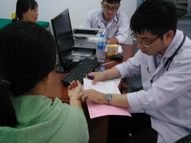 Các Bác sĩ đang khám bệnh cho các giáo viên. Các Bác sĩ đang khám bệnh cho các giáo viên.