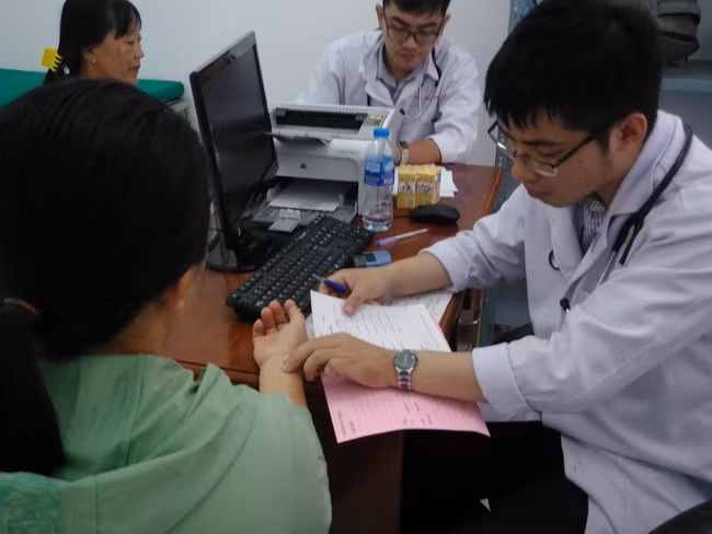 Các Bác sĩ đang khám bệnh cho các giáo viên.