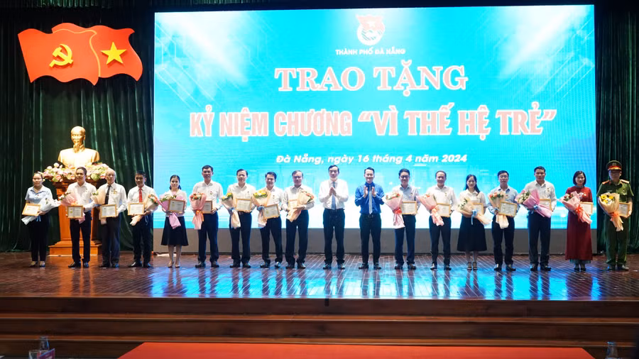 Trao kỷ niệm chương “Vì thế hệ trẻ” của Đoàn TNCS Hồ Chí Minh cho 48 cá nhân trong sự nghiệp đào tạo, bồi dưỡng, giáo dục thế hệ trẻ.