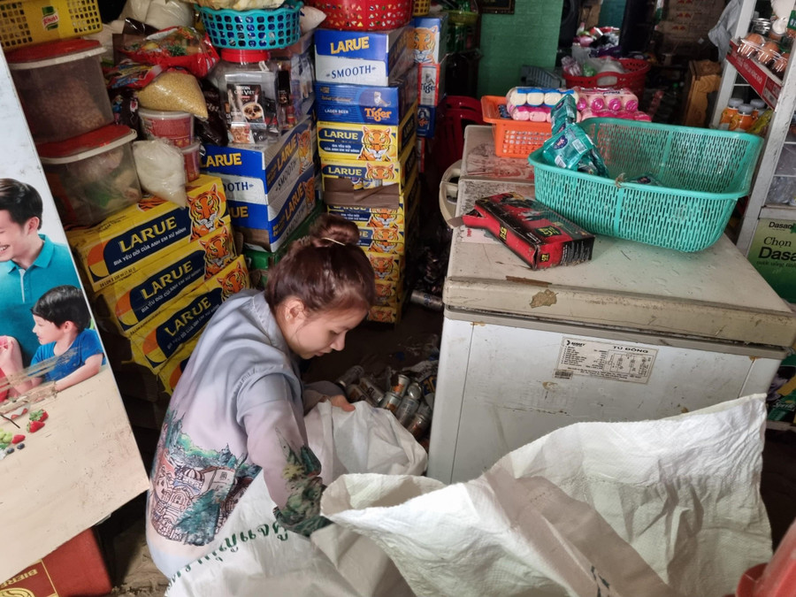Người dân dọn dẹp sau cơn lũ dữ. Người dân dọn dẹp sau cơn lũ dữ.
