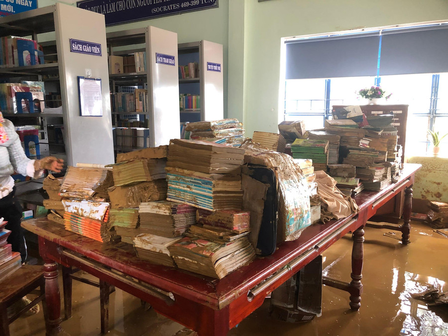 Sách trong thư viện bị ngập nước và ướt sủng. Sách trong thư viện bị ngập nước và ướt sủng.