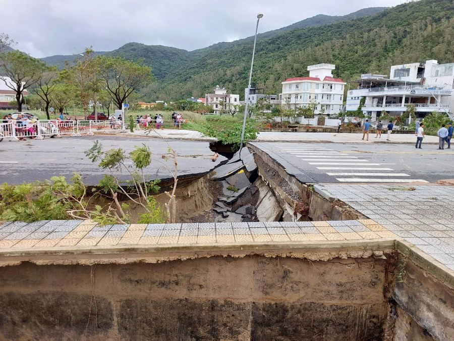 Tuyến đường dẫn lên Bán đảo Sơn Trà (TP. Đà Nẵng) bị sạt lở. Tuyến đường dẫn lên Bán đảo Sơn Trà (TP. Đà Nẵng) bị sạt lở.