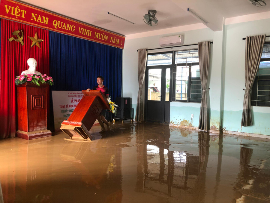 Khu vực phòng họp bị ngập nước. Khu vực phòng họp bị ngập nước.