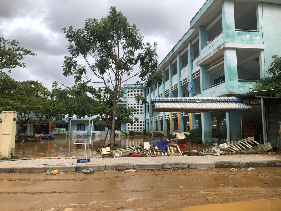 Một đoạn bờ rào của Trường Tiểu học Hồng Quang bị sụp. Một đoạn bờ rào của Trường Tiểu học Hồng Quang bị sụp.
