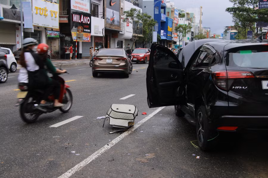 Tại một số tuyến đường khác như: Bạch Đằng, Trần Cao Vân, Hải Phòng... nhiều xe cũng chung cảnh "mắc cạn"