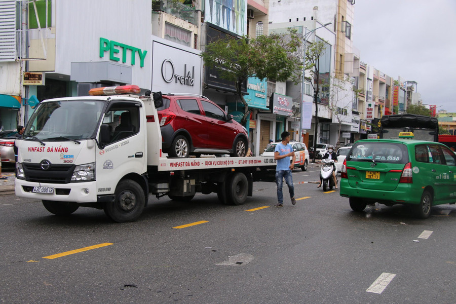 Xe cứu hộ đến chở ô tô chết máy về sửa. Xe cứu hộ đến chở ô tô chết máy về sửa.