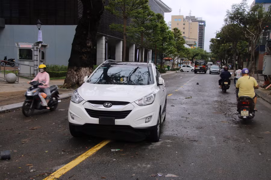 Một chiếc xe bị ngập nước, chết máy vào tối 14/9 đành bỏ lại giữa đường chờ lực lượng cứu hộ.