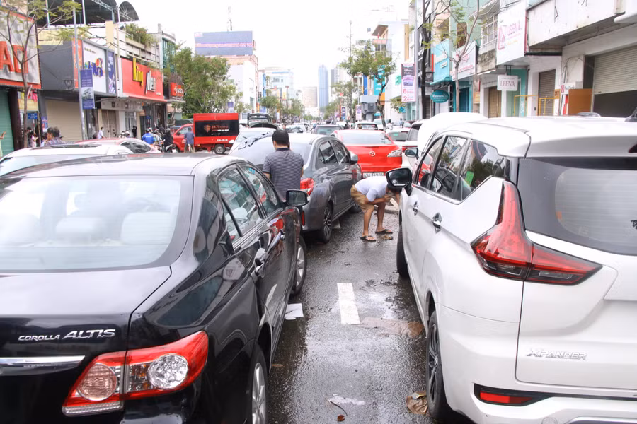 Ô tô bị chết máy tại đường Lê Duẩn.