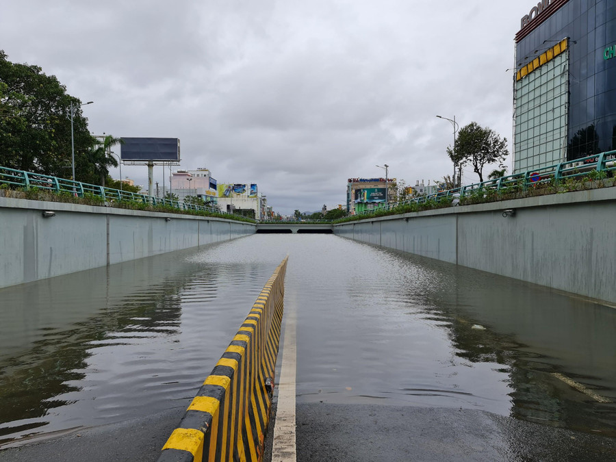Trong khi đó hầm chui Điện Biên Phủ vẫn bị ngập sâu trong nước. Trong khi đó hầm chui Điện Biên Phủ vẫn bị ngập sâu trong nước.